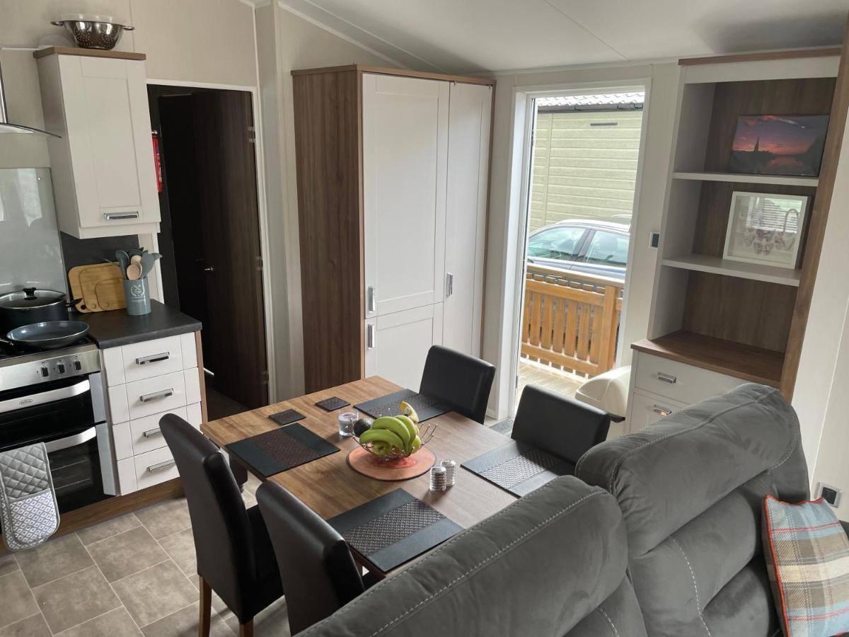 Beautiful 2 Bedroom Lodge With Stunning Views แบลร์แอทโฮล ภายนอก รูปภาพ